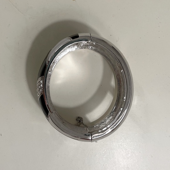 Black and white cuff bracelet - Picture 4 of 4